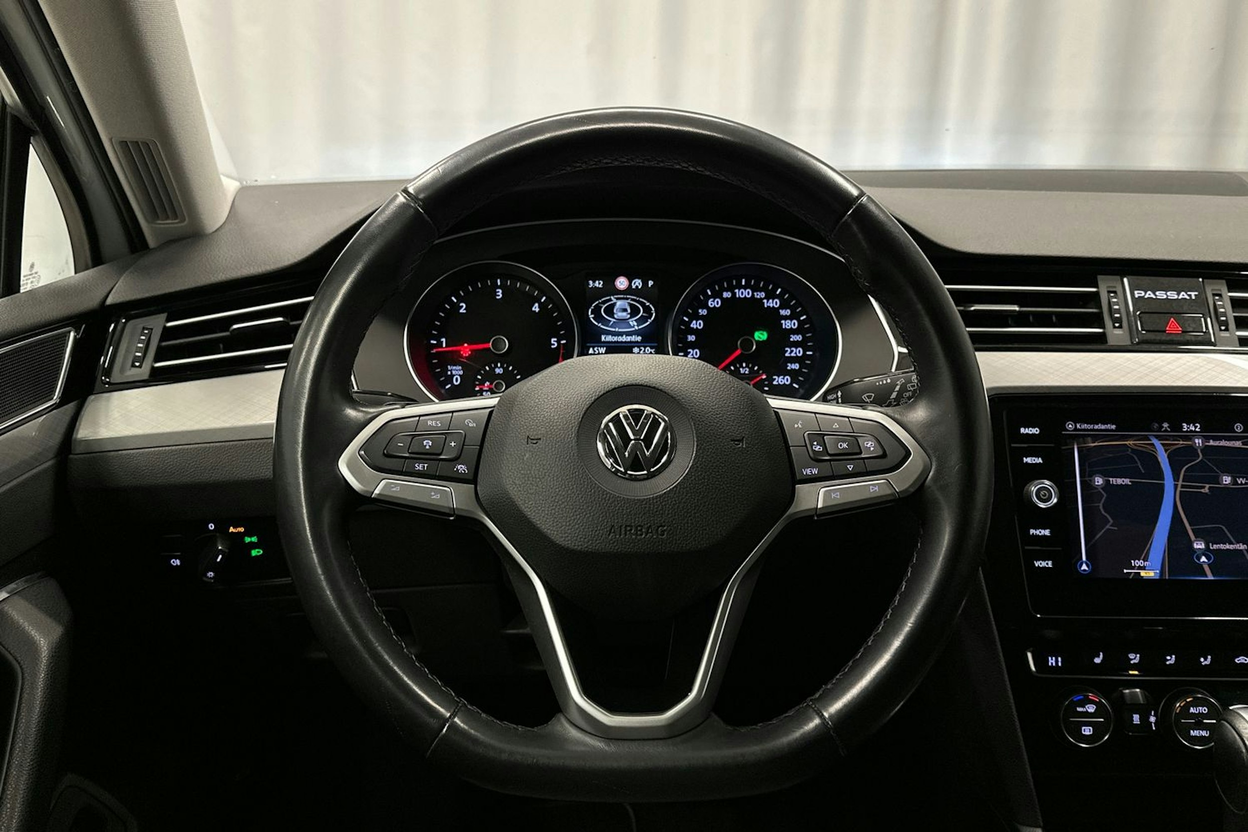 valkoinen Volkswagen Passat 2020 kuva 16.