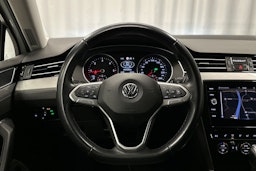 valkoinen Volkswagen Passat 2020 kuva 16.