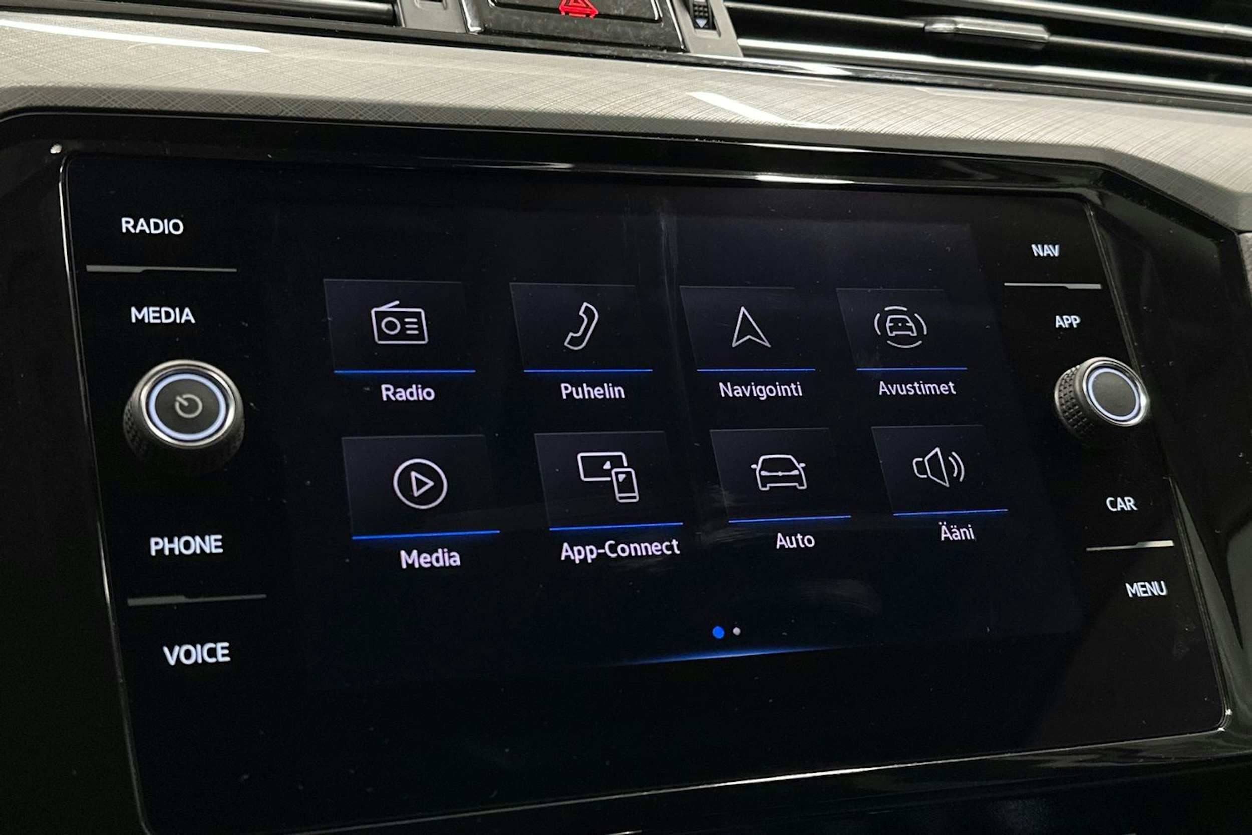 valkoinen Volkswagen Passat 2020 kuva 18.