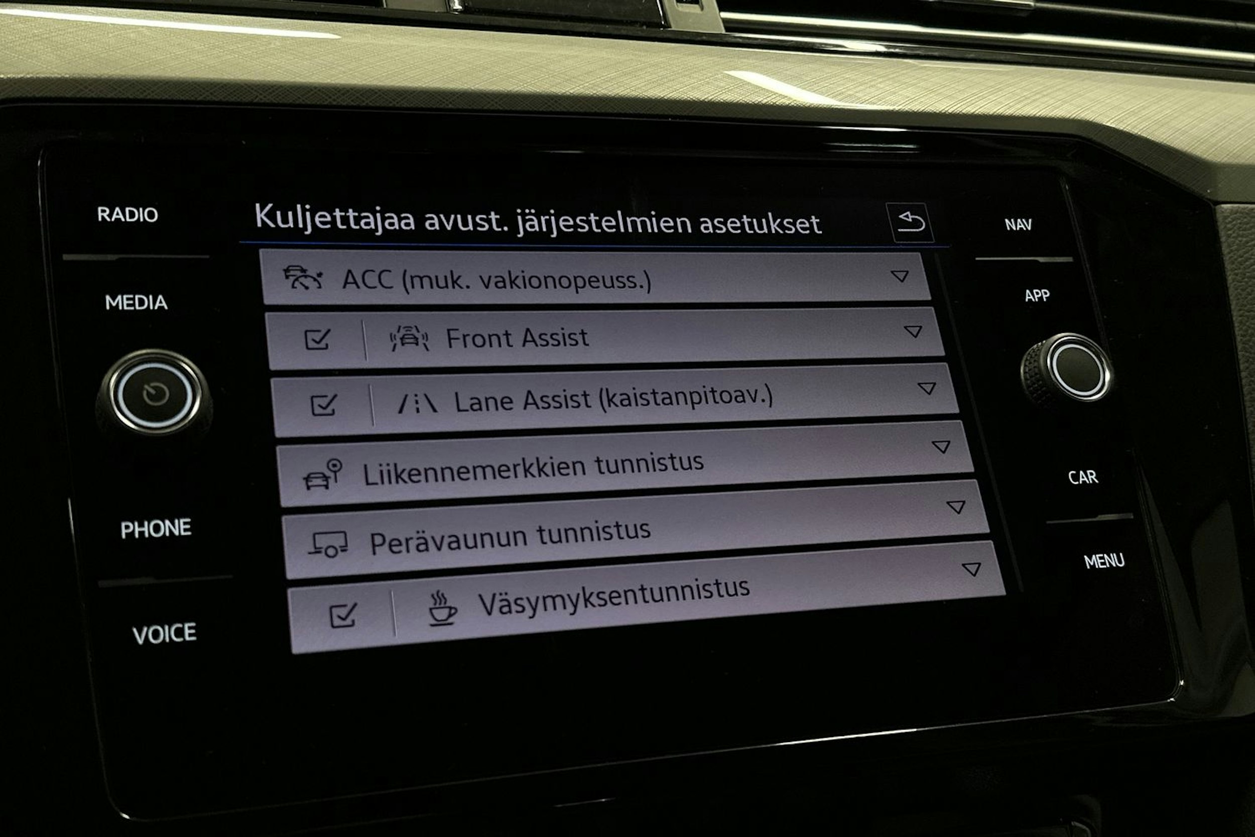 valkoinen Volkswagen Passat 2020 kuva 20.