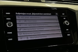 valkoinen Volkswagen Passat 2020 kuva 20.