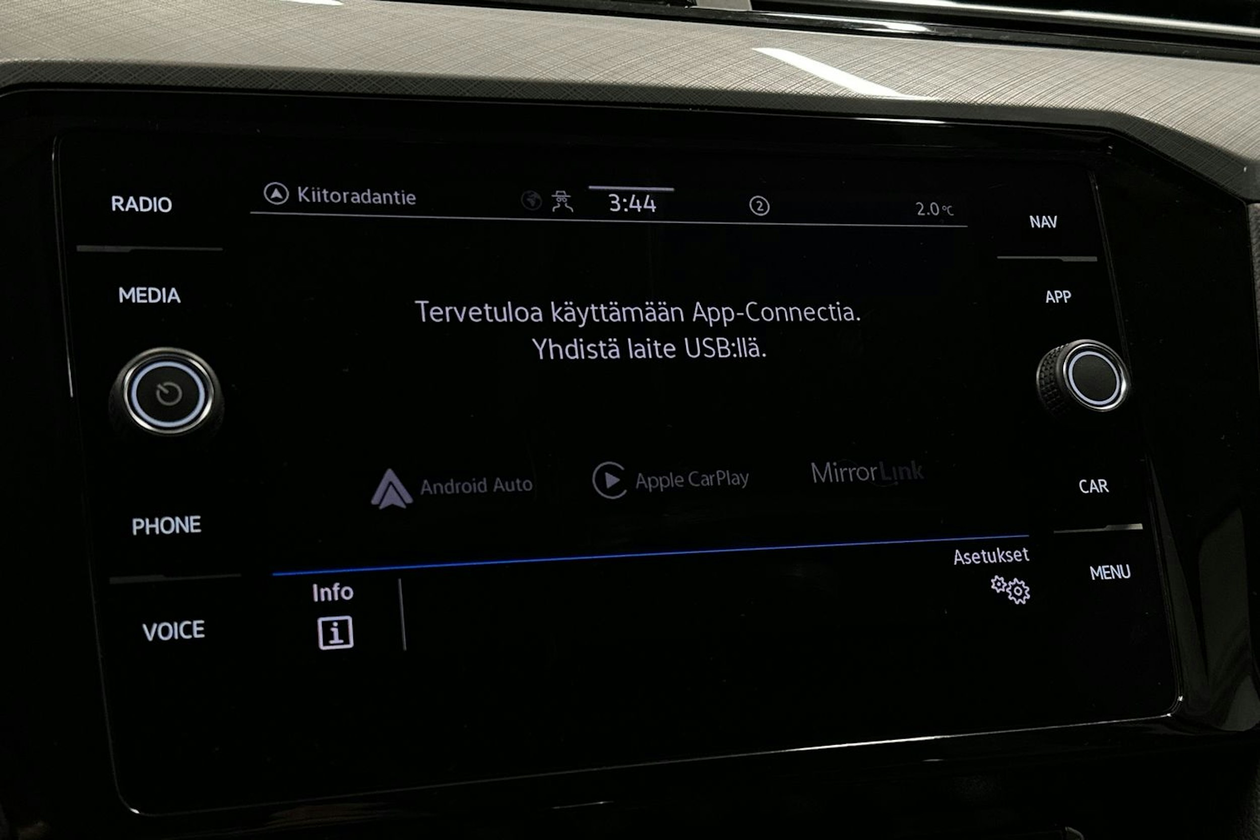 valkoinen Volkswagen Passat 2020 kuva 21.