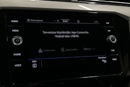 valkoinen Volkswagen Passat 2020 kuva 21.