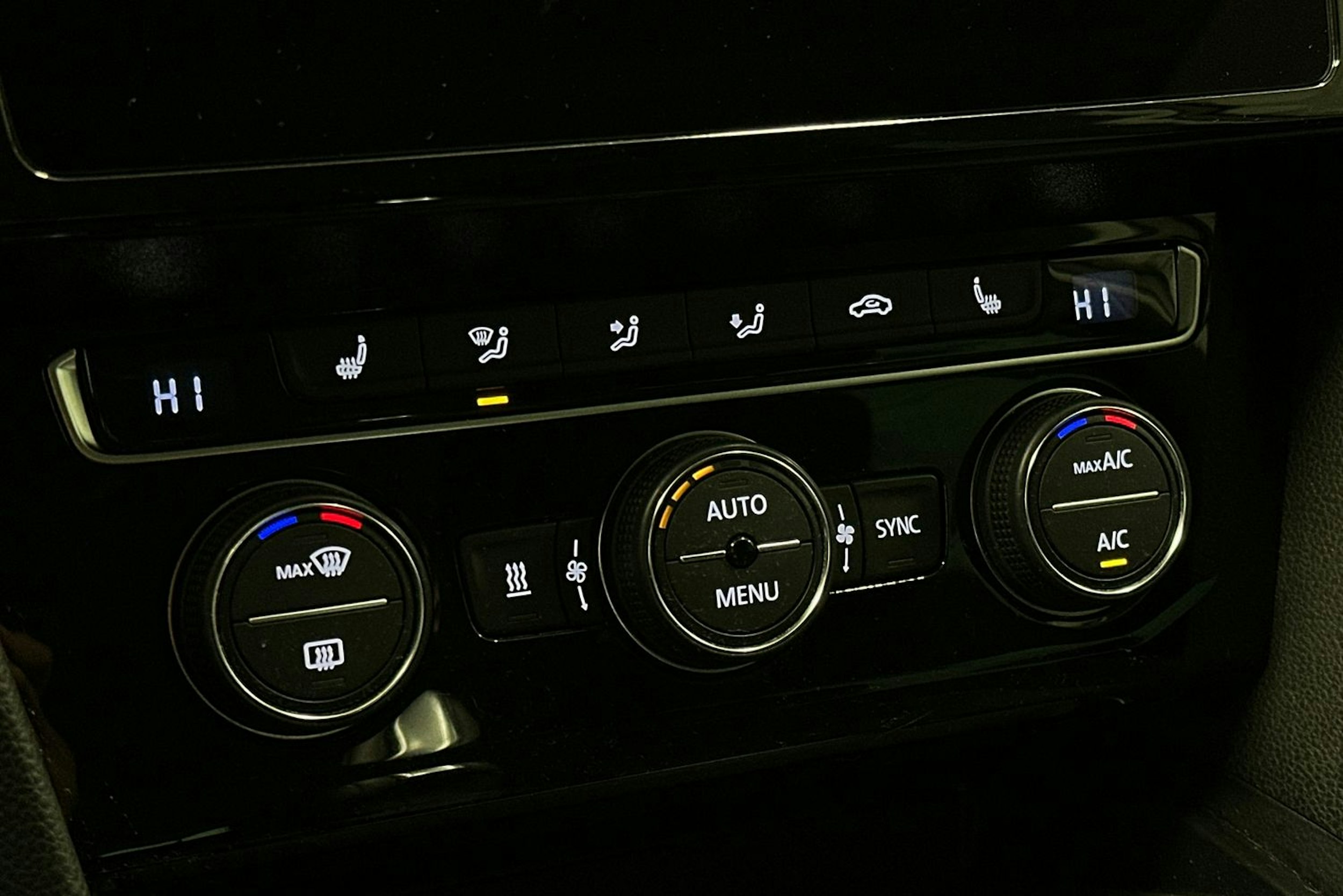 valkoinen Volkswagen Passat 2020 kuva 22.
