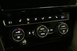 valkoinen Volkswagen Passat 2020 kuva 22.