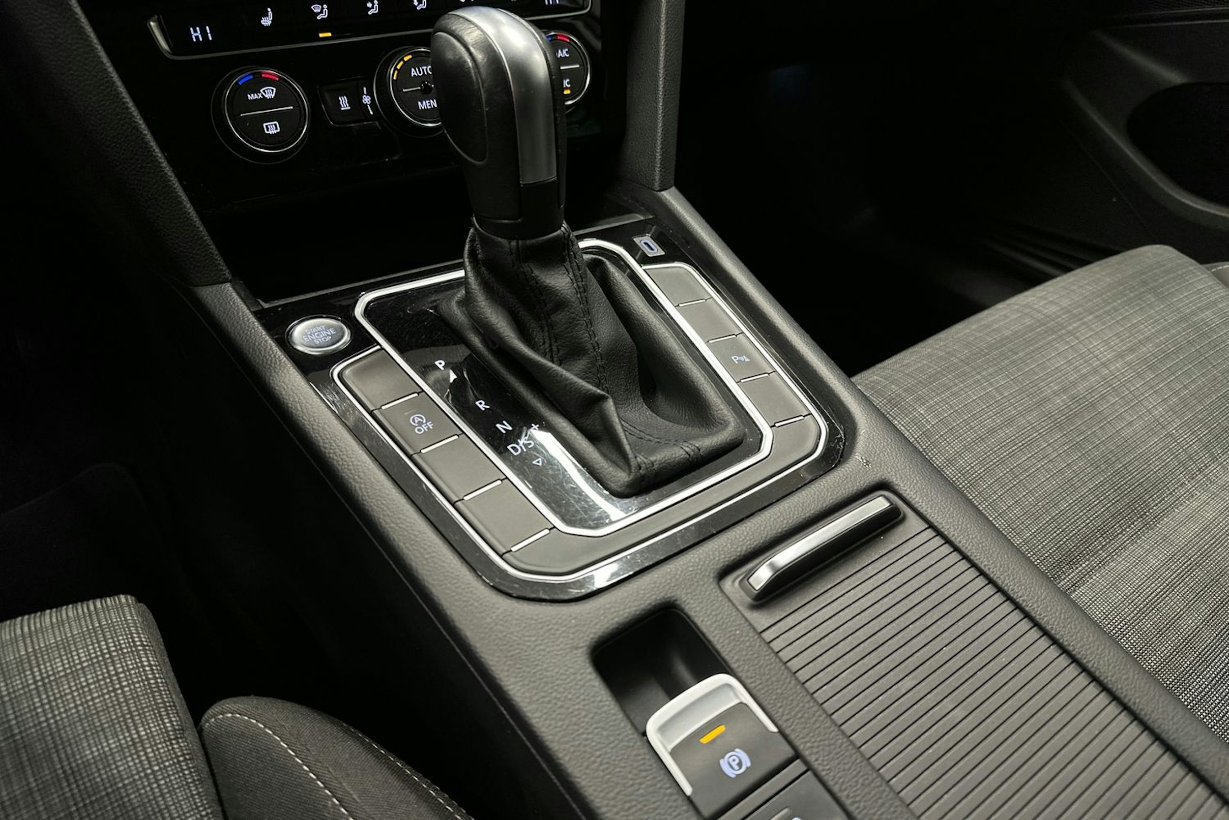 valkoinen Volkswagen Passat 2020 kuva 23.