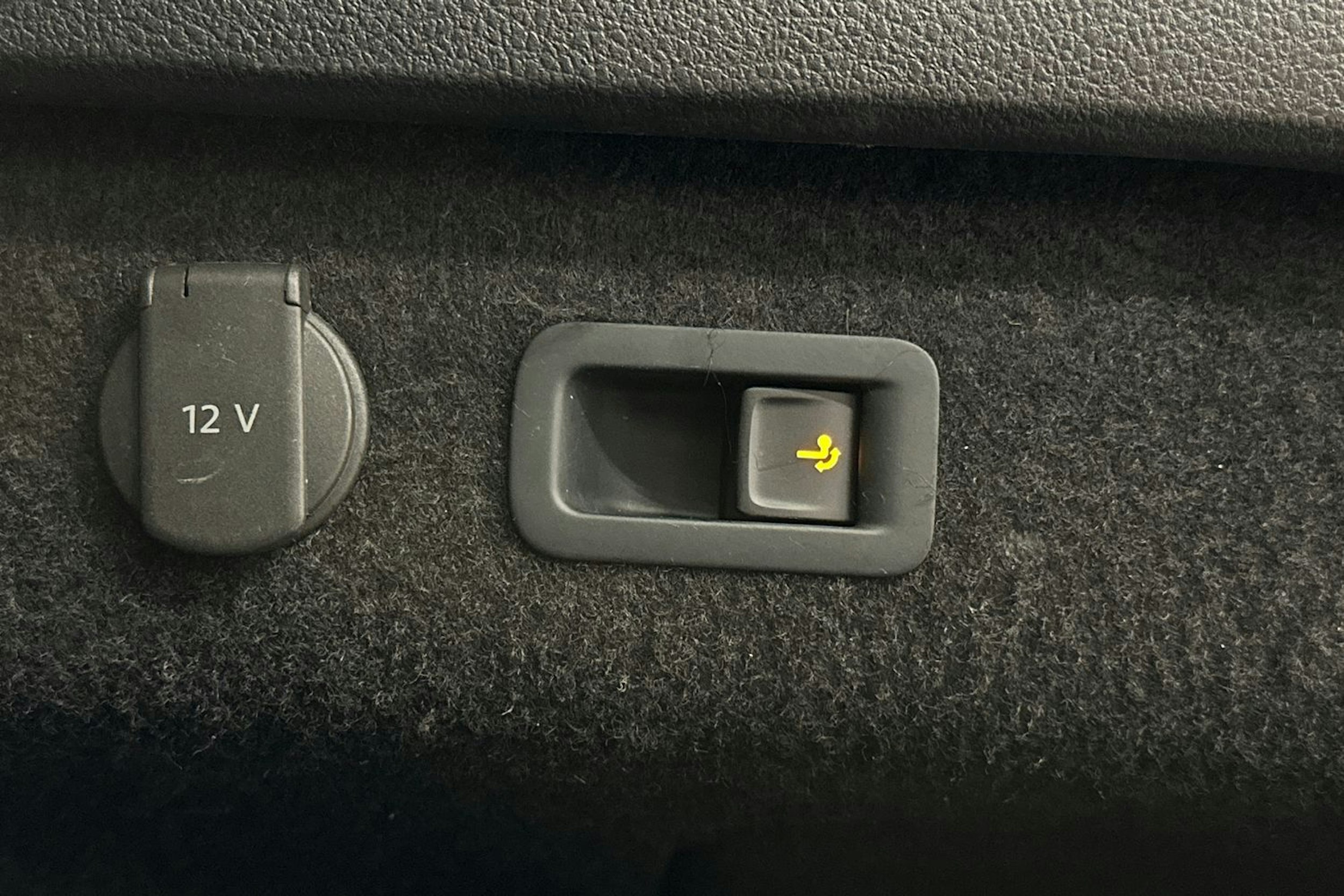 valkoinen Volkswagen Passat 2020 kuva 24.