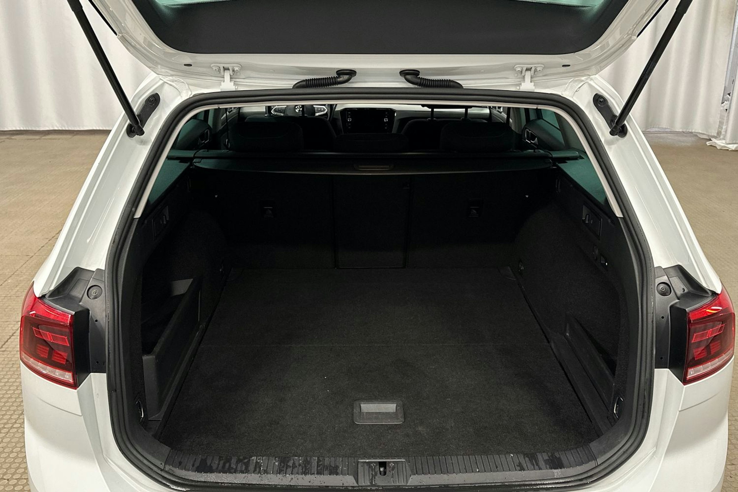 valkoinen Volkswagen Passat 2020 kuva 25.