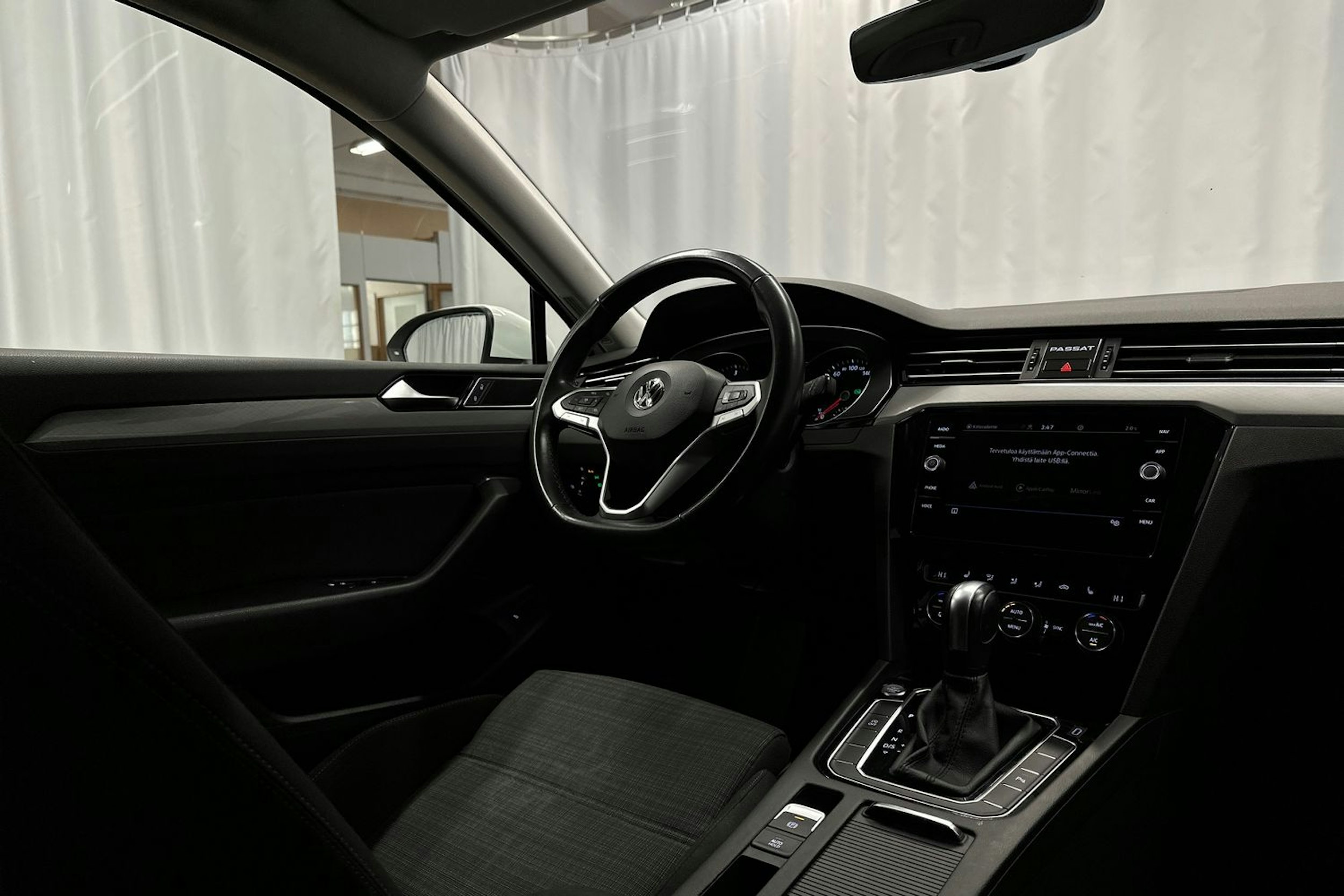valkoinen Volkswagen Passat 2020 kuva 26.