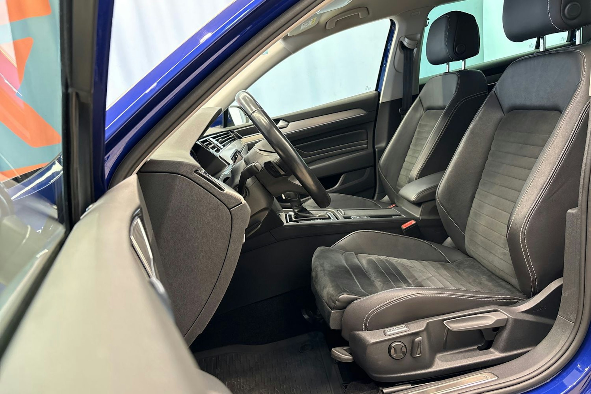 sininen Volkswagen Passat 2020 kuva 14.