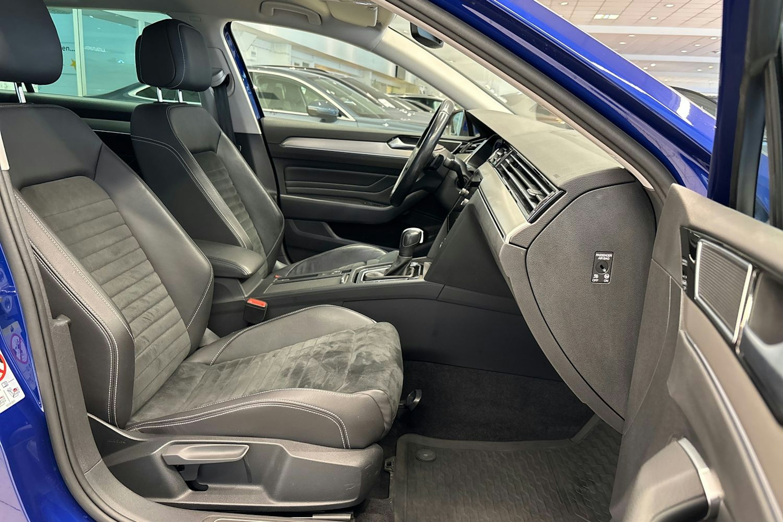 sininen Volkswagen Passat 2020 kuva 15.