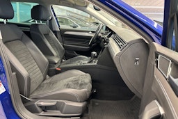 sininen Volkswagen Passat 2020 kuva 15.