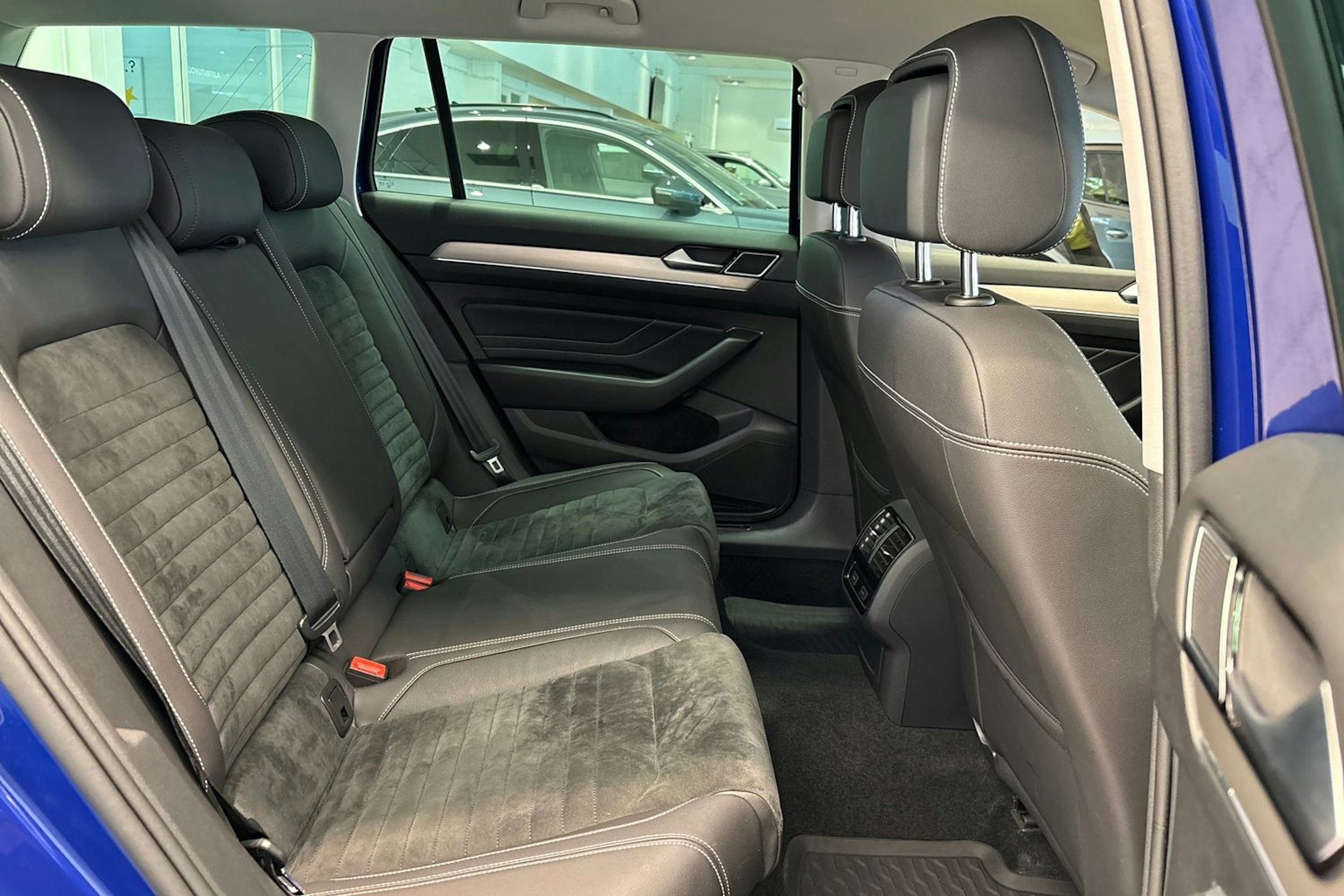 sininen Volkswagen Passat 2020 kuva 16.