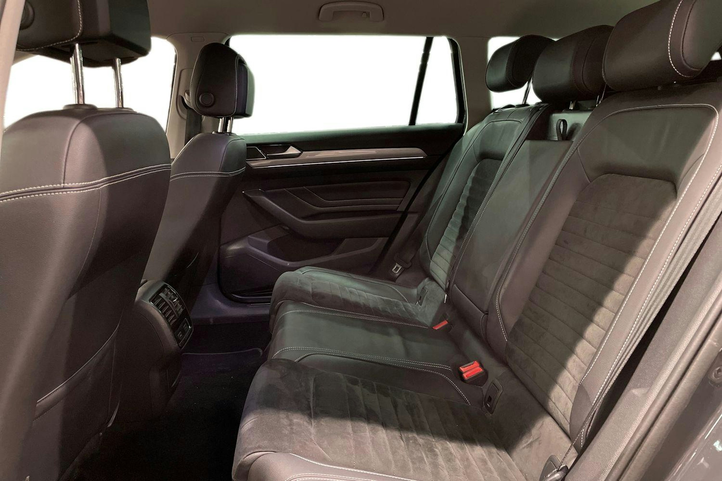 harmaa Volkswagen Passat 2020 kuva 10.