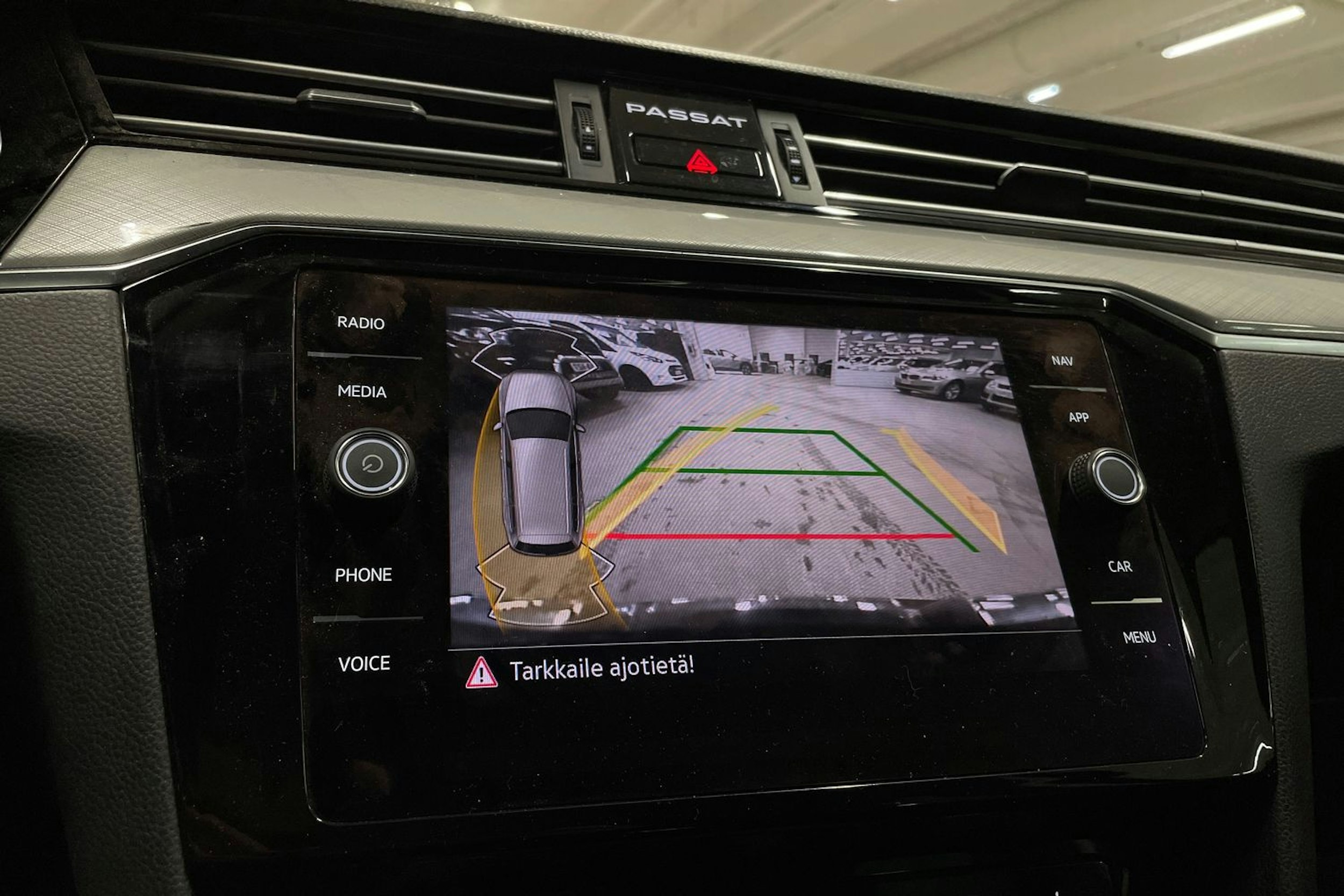 harmaa Volkswagen Passat 2020 kuva 18.