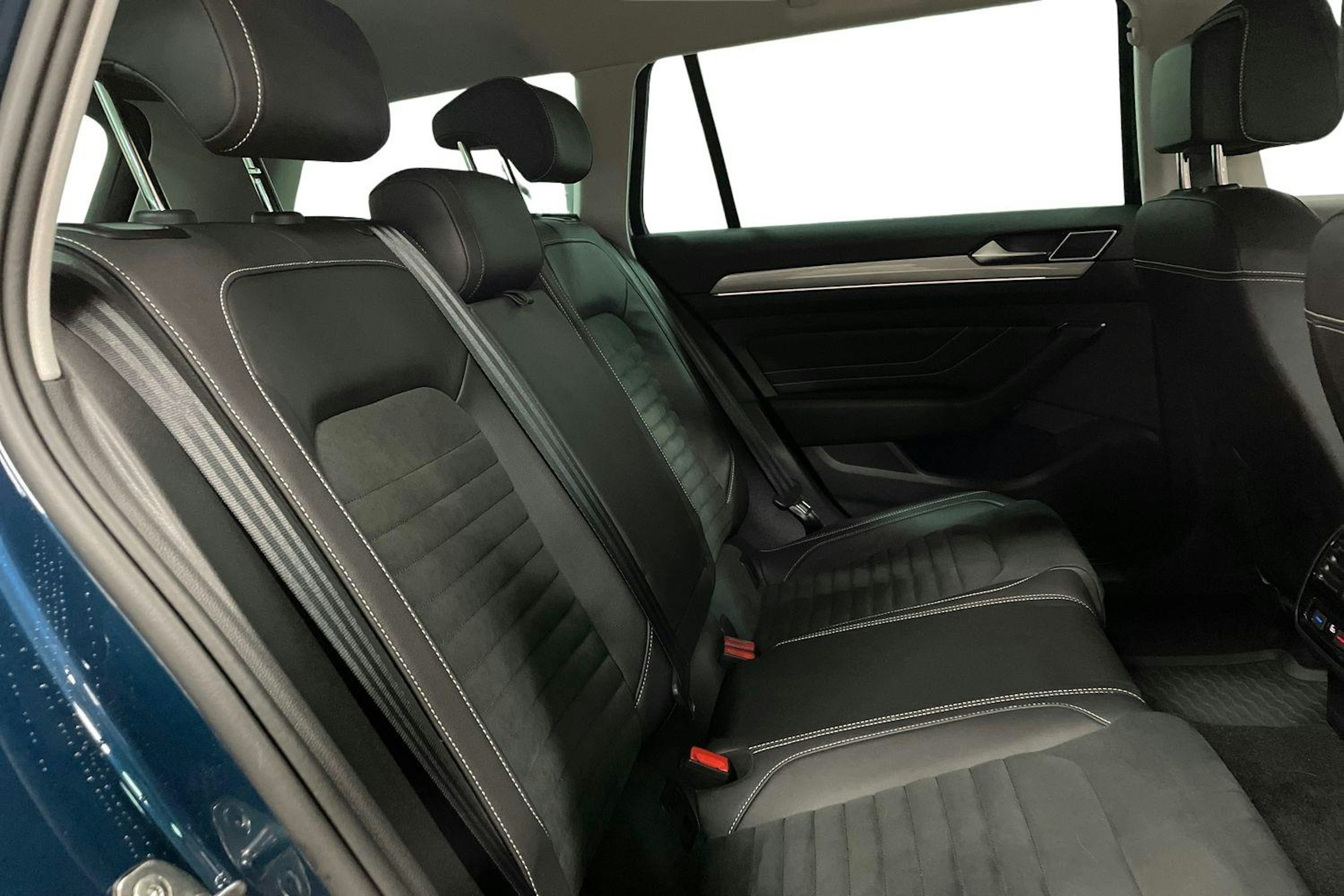 sininen Volkswagen Passat 2021 kuva 9.