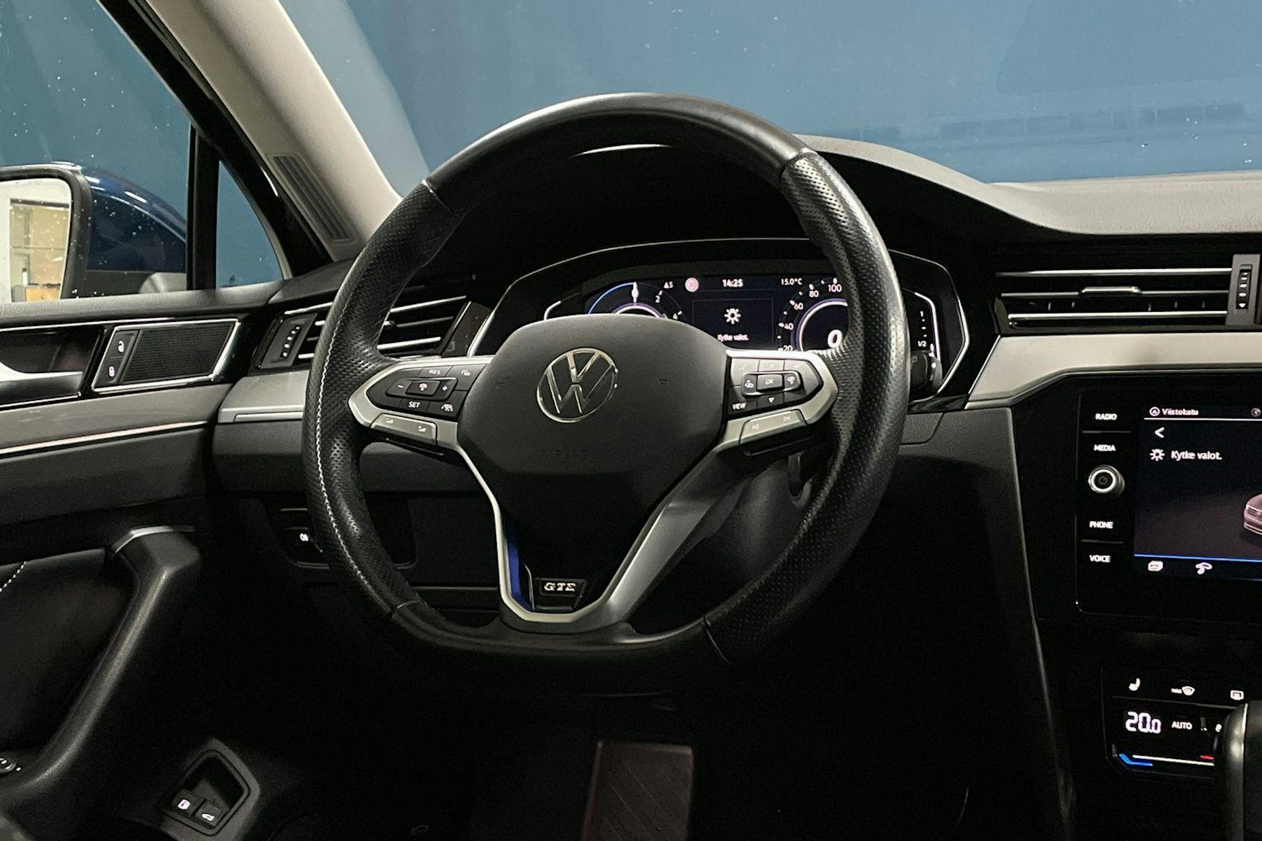 sininen Volkswagen Passat 2021 kuva 13.