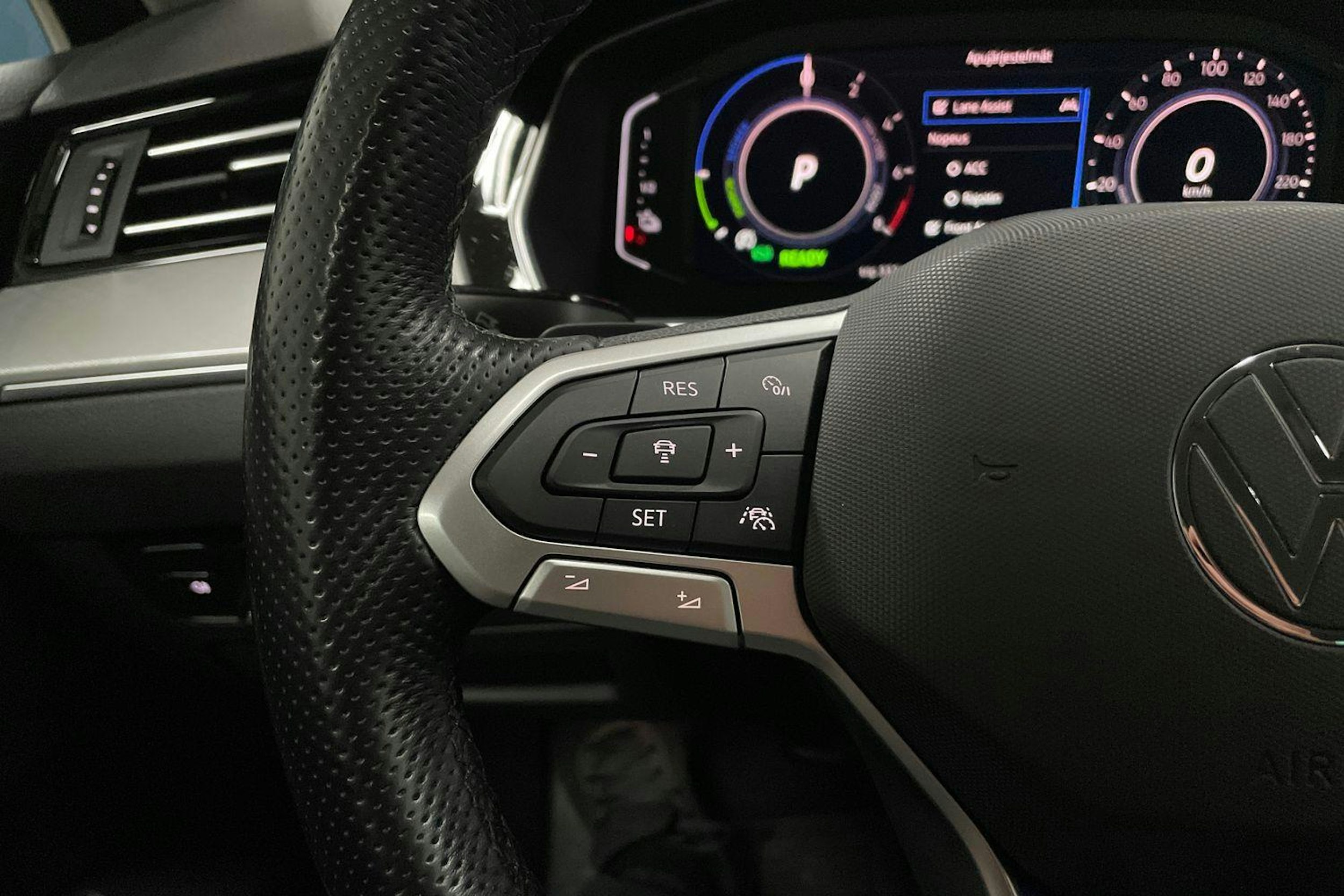 sininen Volkswagen Passat 2021 kuva 16.