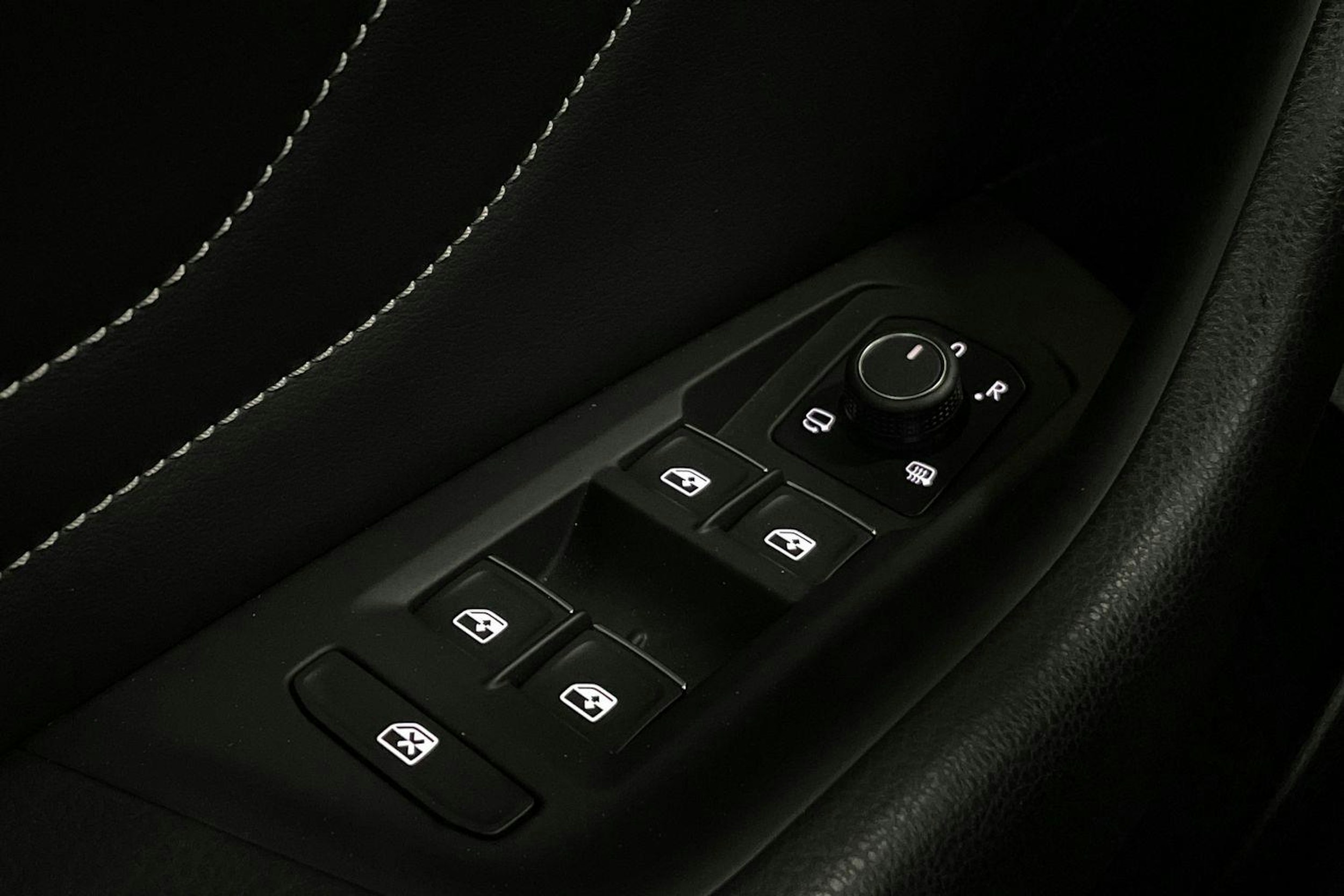 sininen Volkswagen Passat 2021 kuva 18.