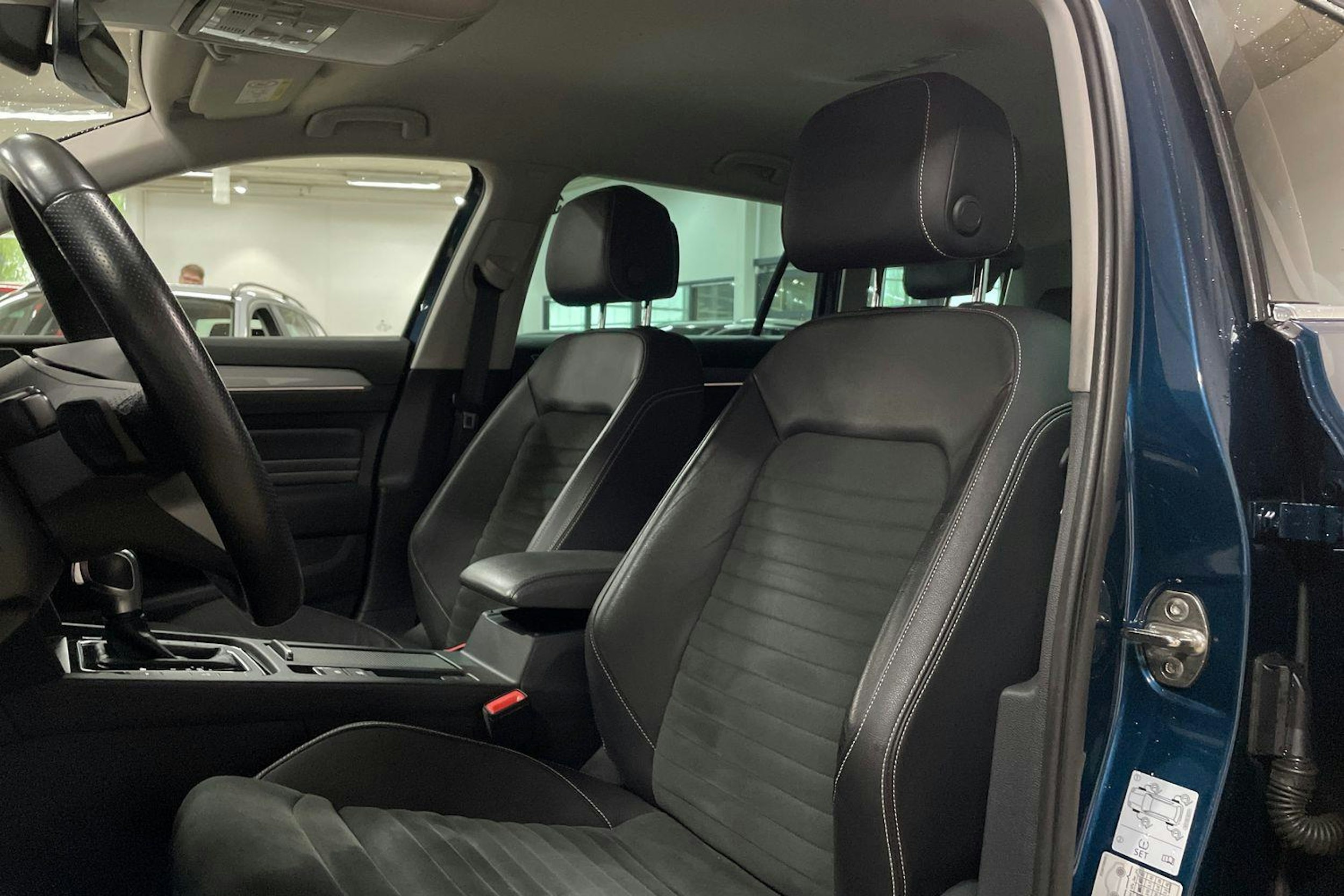 sininen Volkswagen Passat 2021 kuva 19.