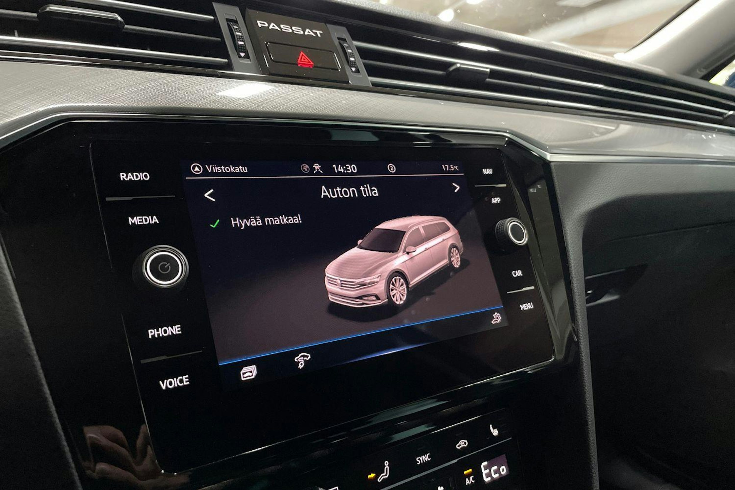 sininen Volkswagen Passat 2021 kuva 21.