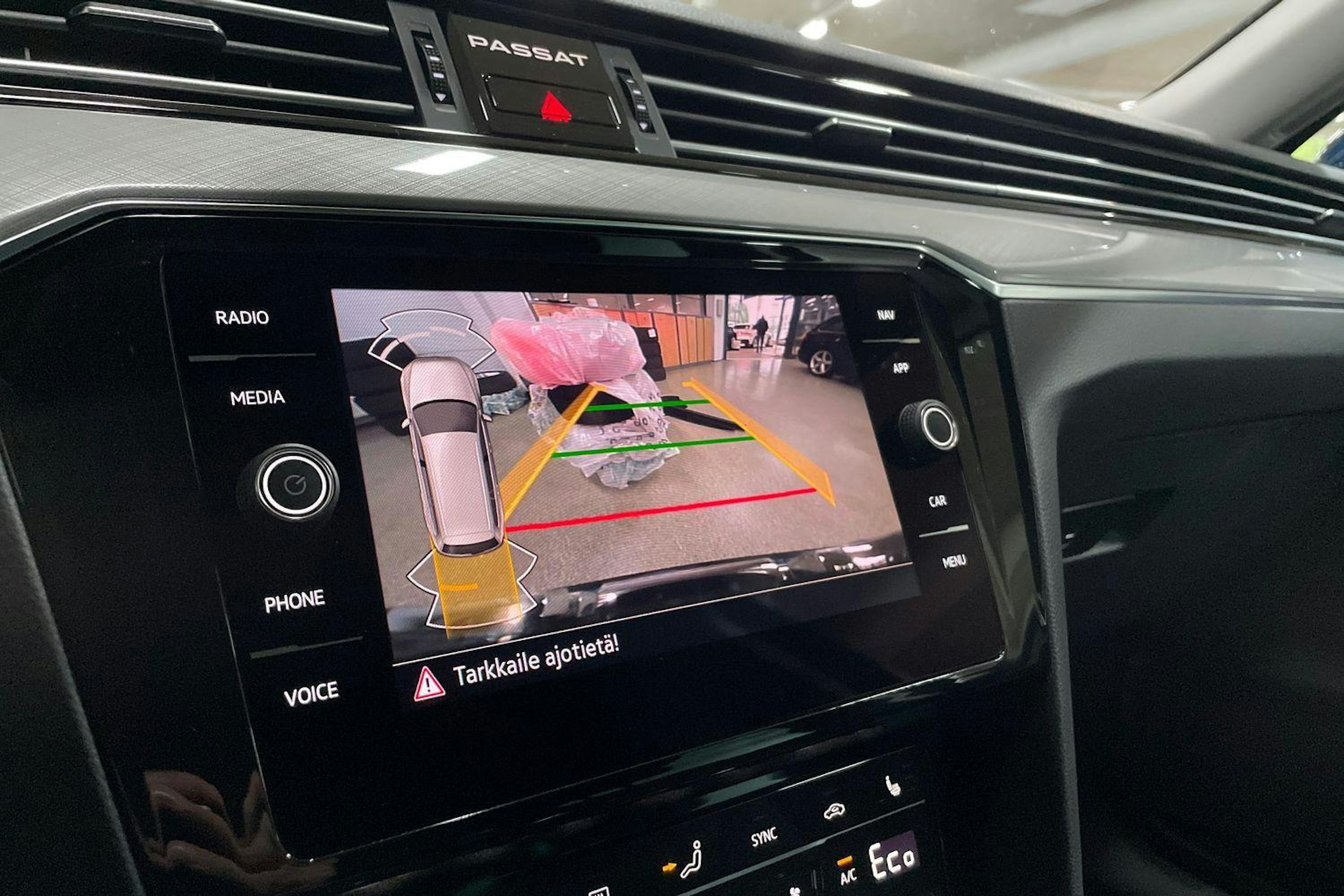 sininen Volkswagen Passat 2021 kuva 22.
