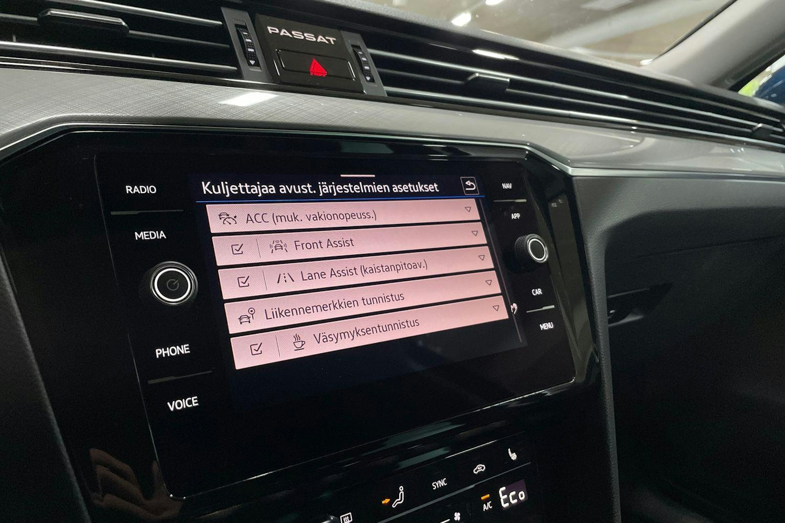 sininen Volkswagen Passat 2021 kuva 30.
