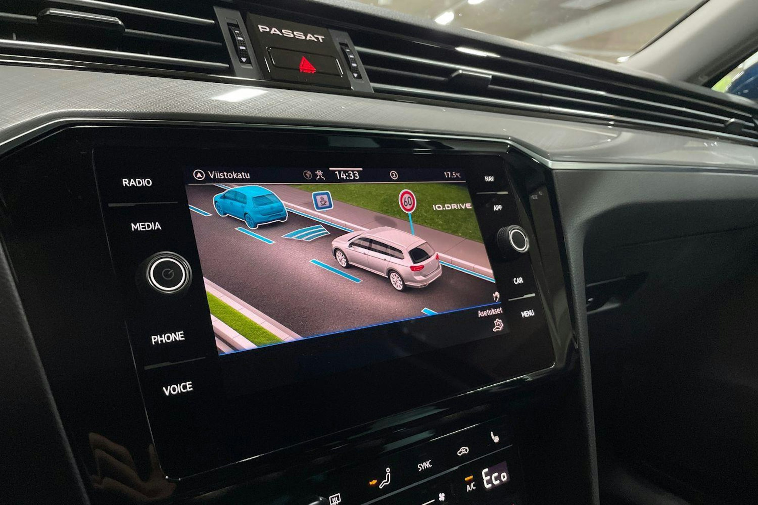 sininen Volkswagen Passat 2021 kuva 31.