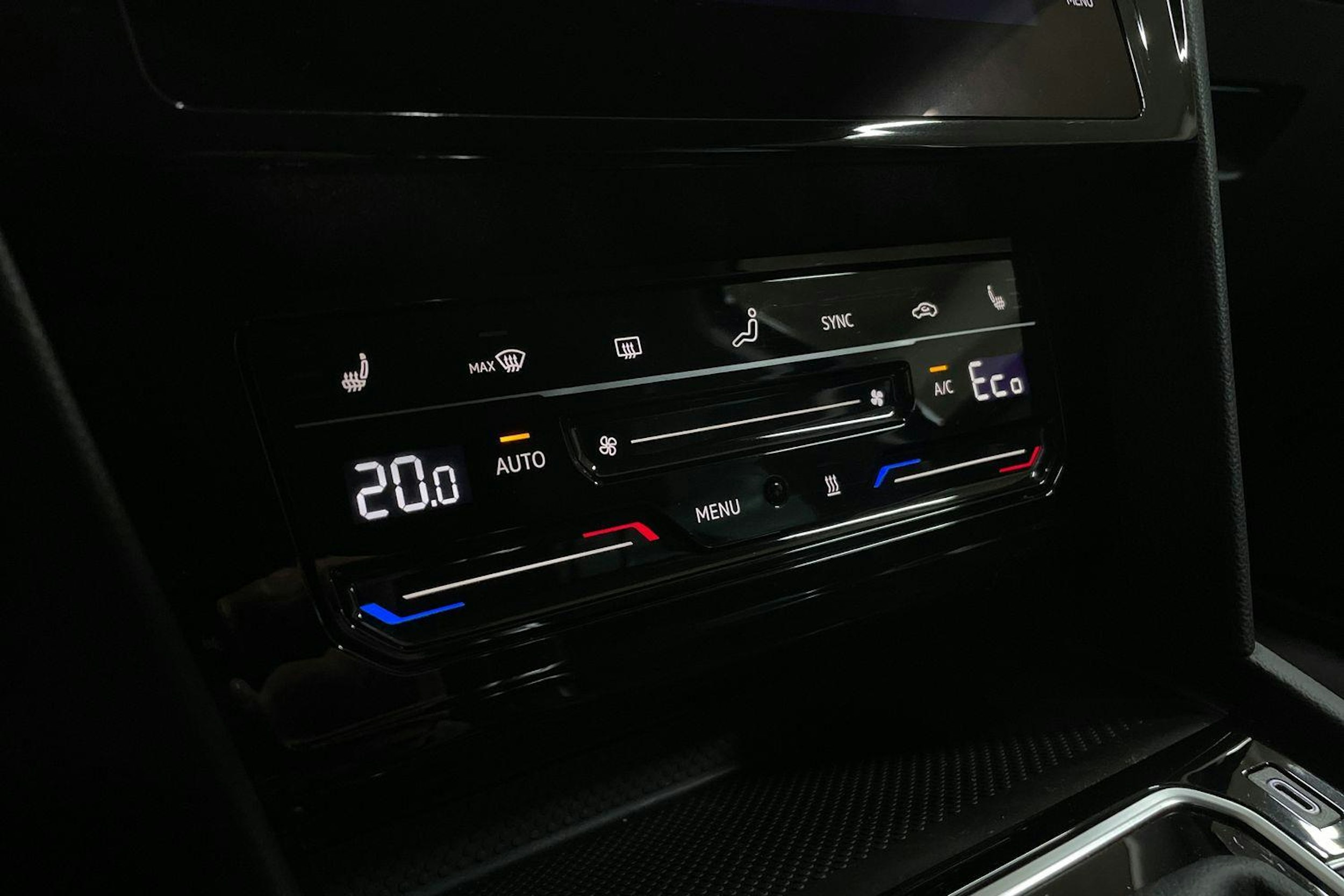 sininen Volkswagen Passat 2021 kuva 35.
