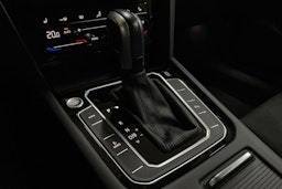 sininen Volkswagen Passat 2021 kuva 36.