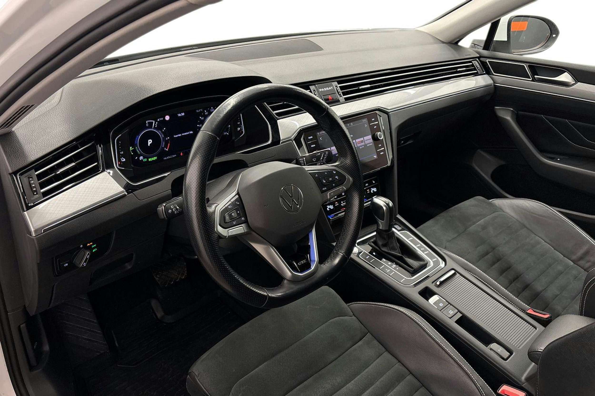 valkoinen Volkswagen Passat 2021 kuva 7.