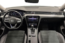 valkoinen Volkswagen Passat 2021 kuva 9.