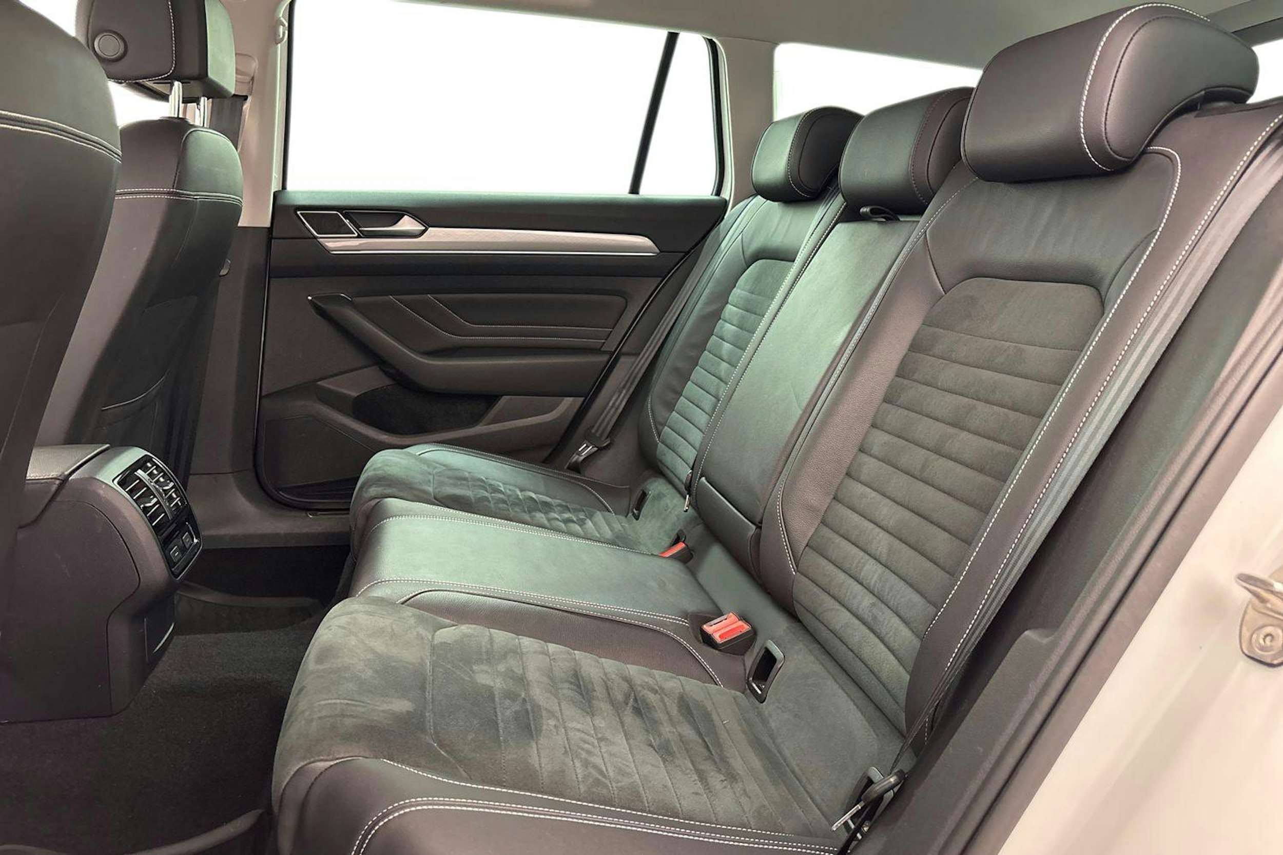 valkoinen Volkswagen Passat 2021 kuva 10.