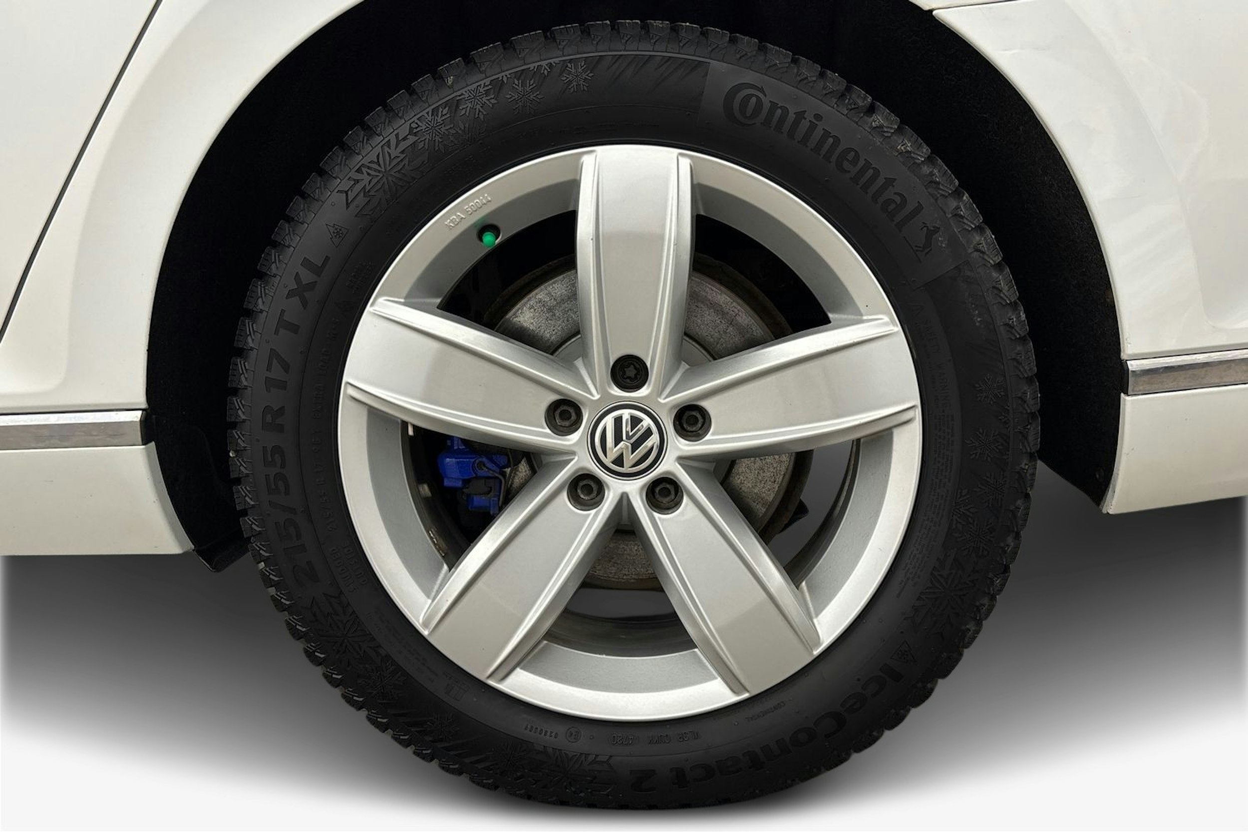 valkoinen Volkswagen Passat 2021 kuva 11.