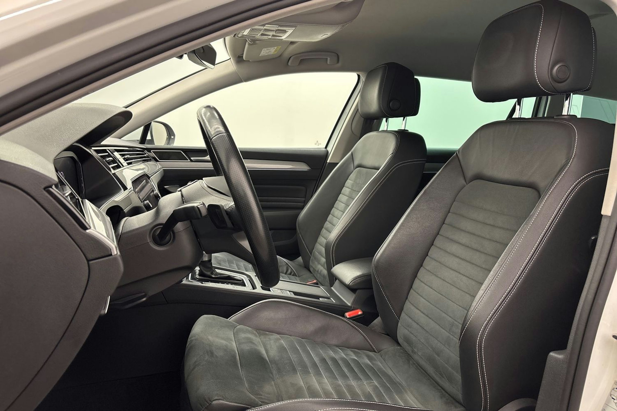 valkoinen Volkswagen Passat 2021 kuva 14.