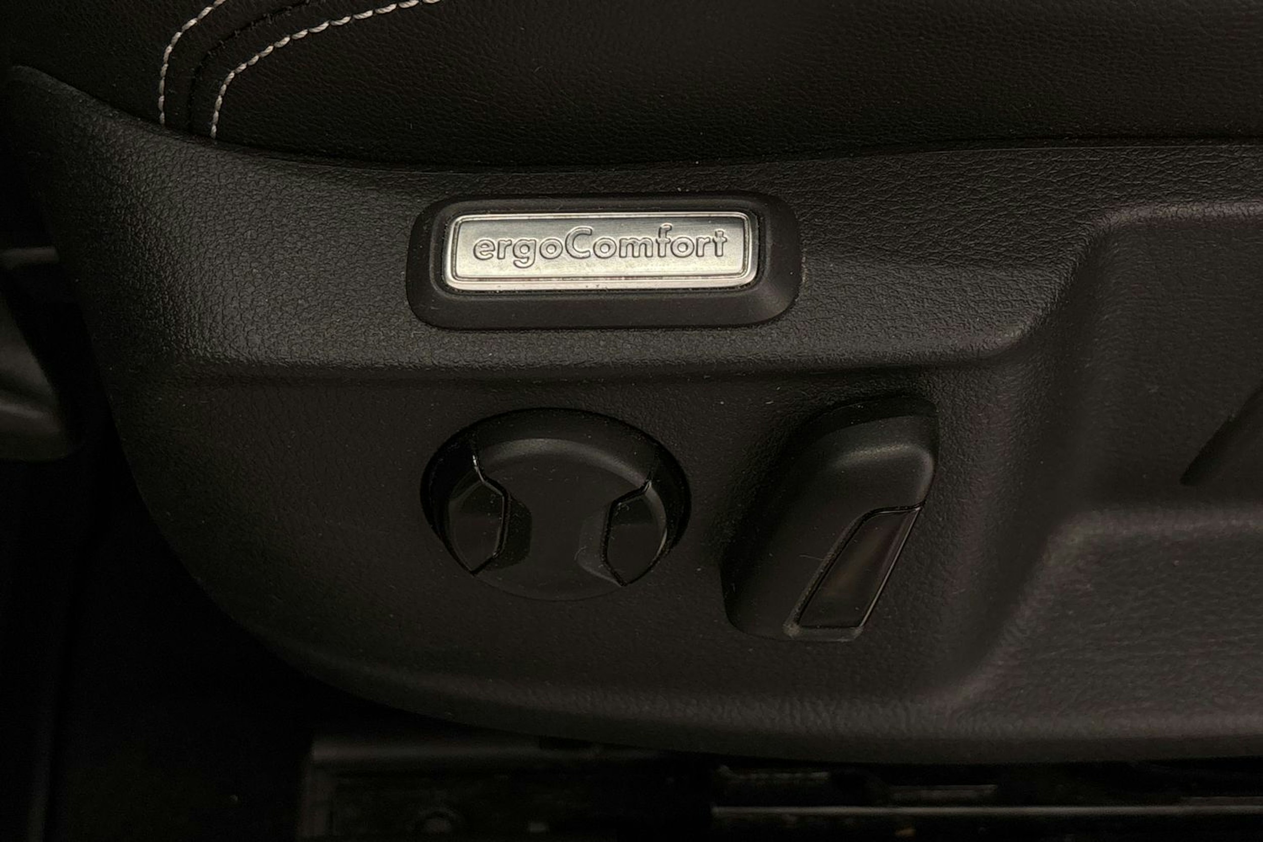 valkoinen Volkswagen Passat 2021 kuva 15.