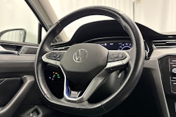 valkoinen Volkswagen Passat 2021 kuva 16.