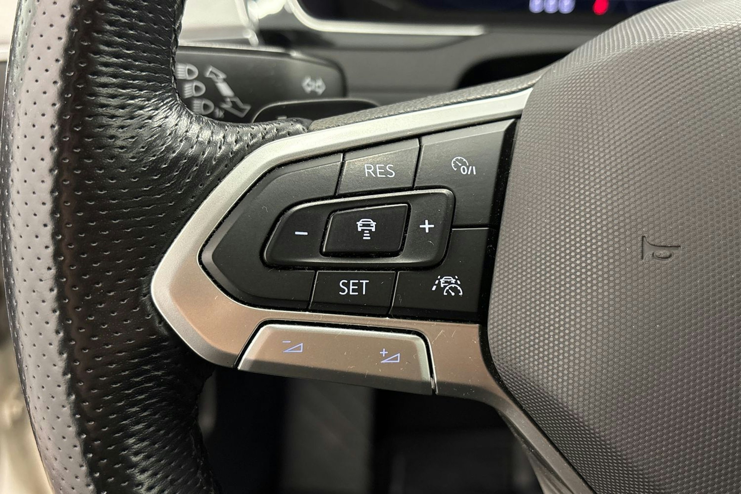 valkoinen Volkswagen Passat 2021 kuva 17.