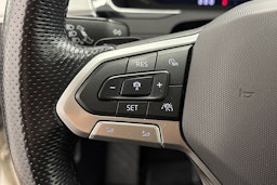 valkoinen Volkswagen Passat 2021 kuva 17.