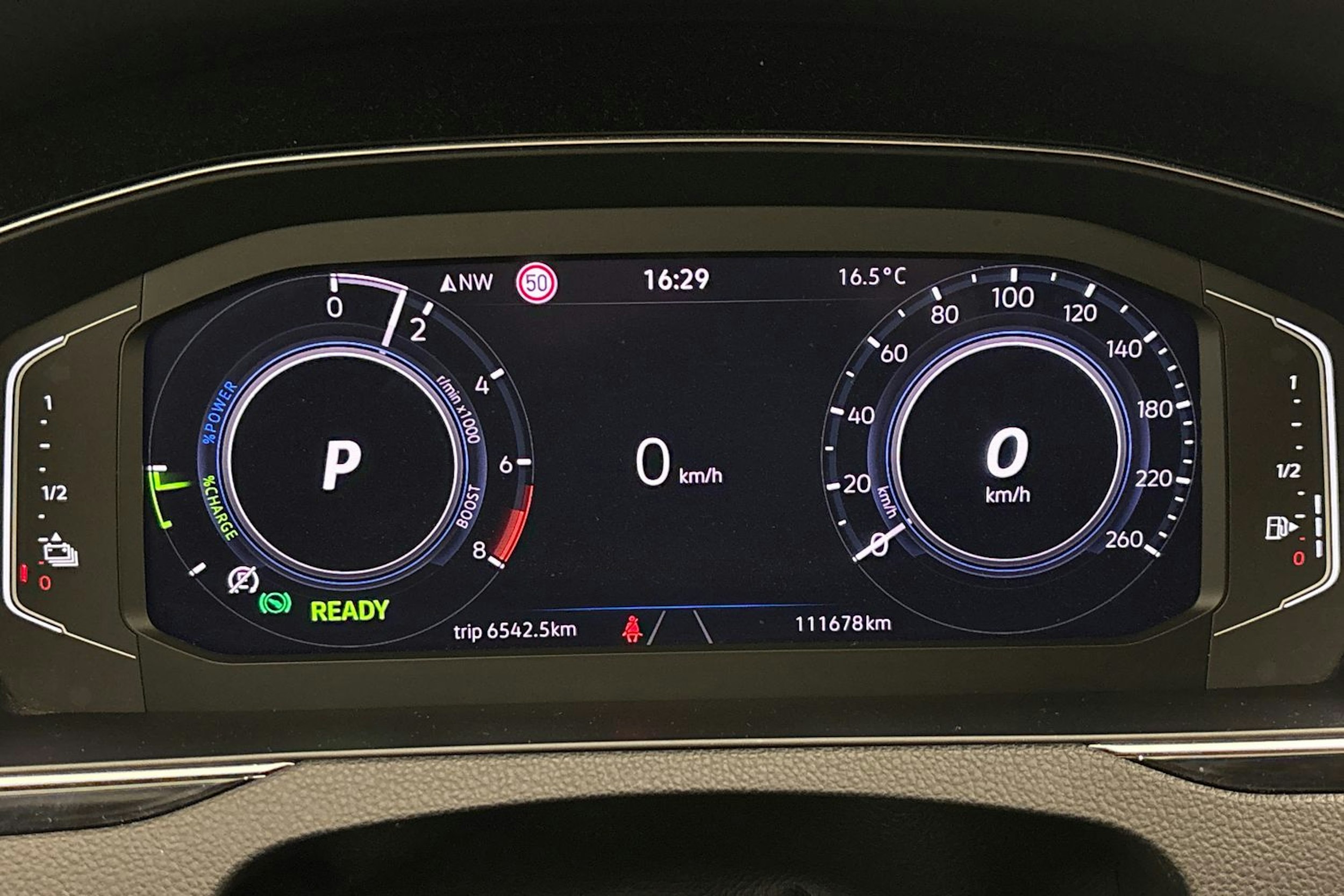 valkoinen Volkswagen Passat 2021 kuva 19.