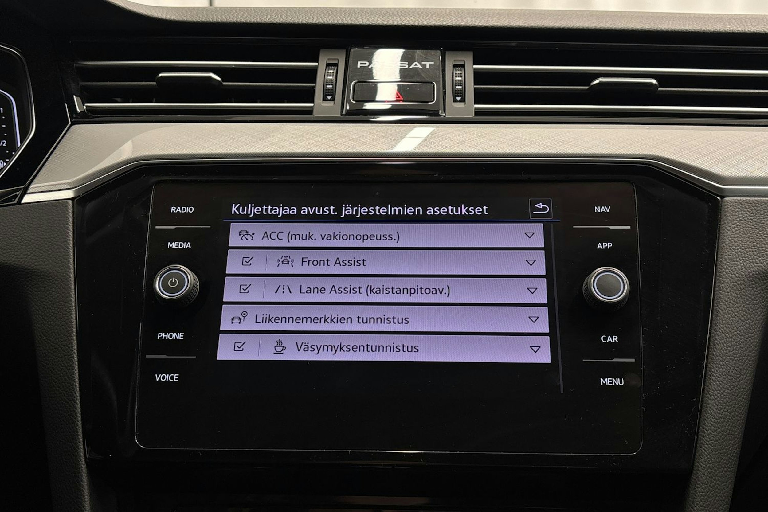 valkoinen Volkswagen Passat 2021 kuva 20.