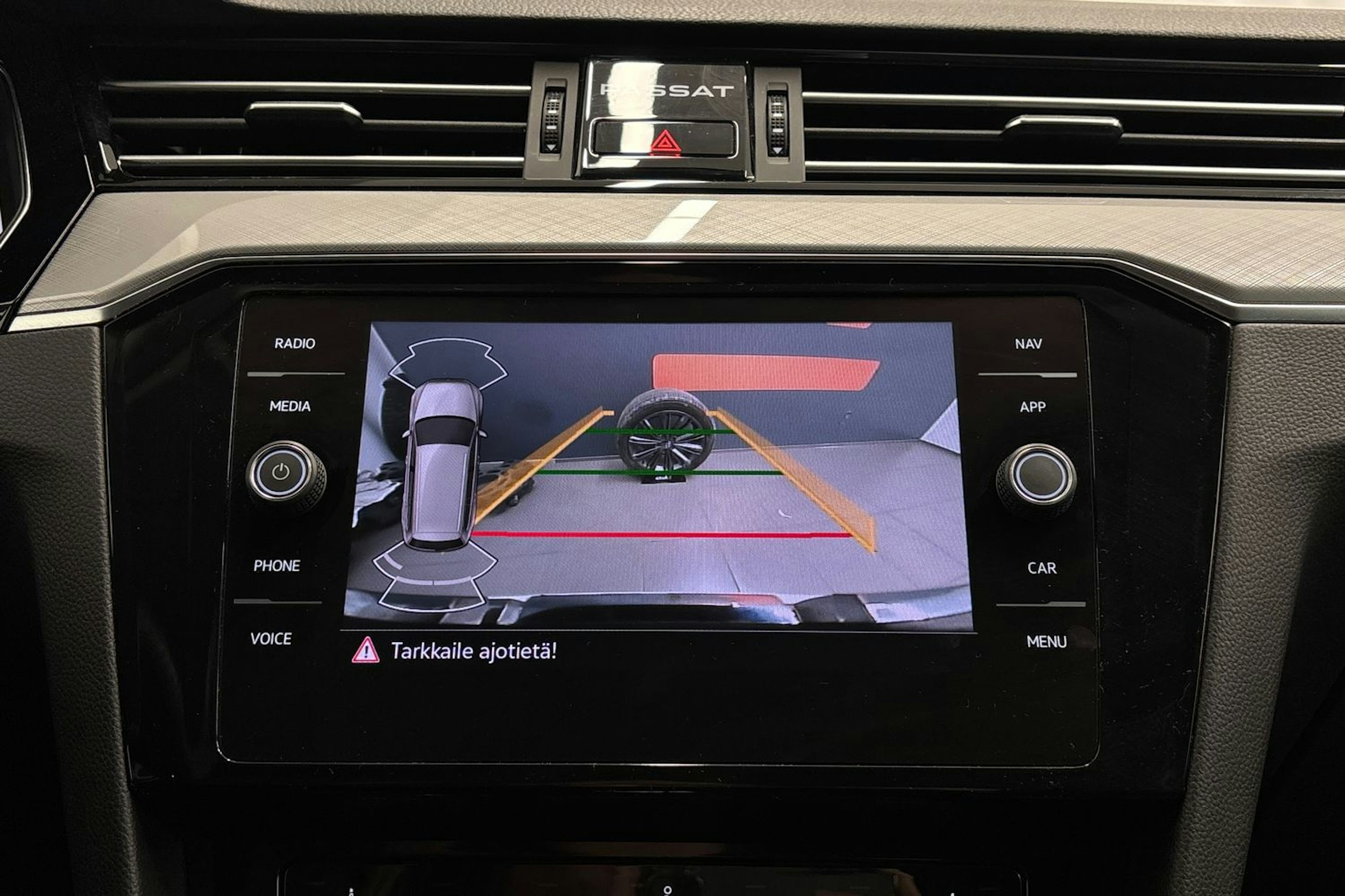 valkoinen Volkswagen Passat 2021 kuva 21.