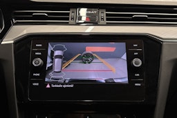 valkoinen Volkswagen Passat 2021 kuva 21.