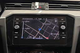 valkoinen Volkswagen Passat 2021 kuva 22.