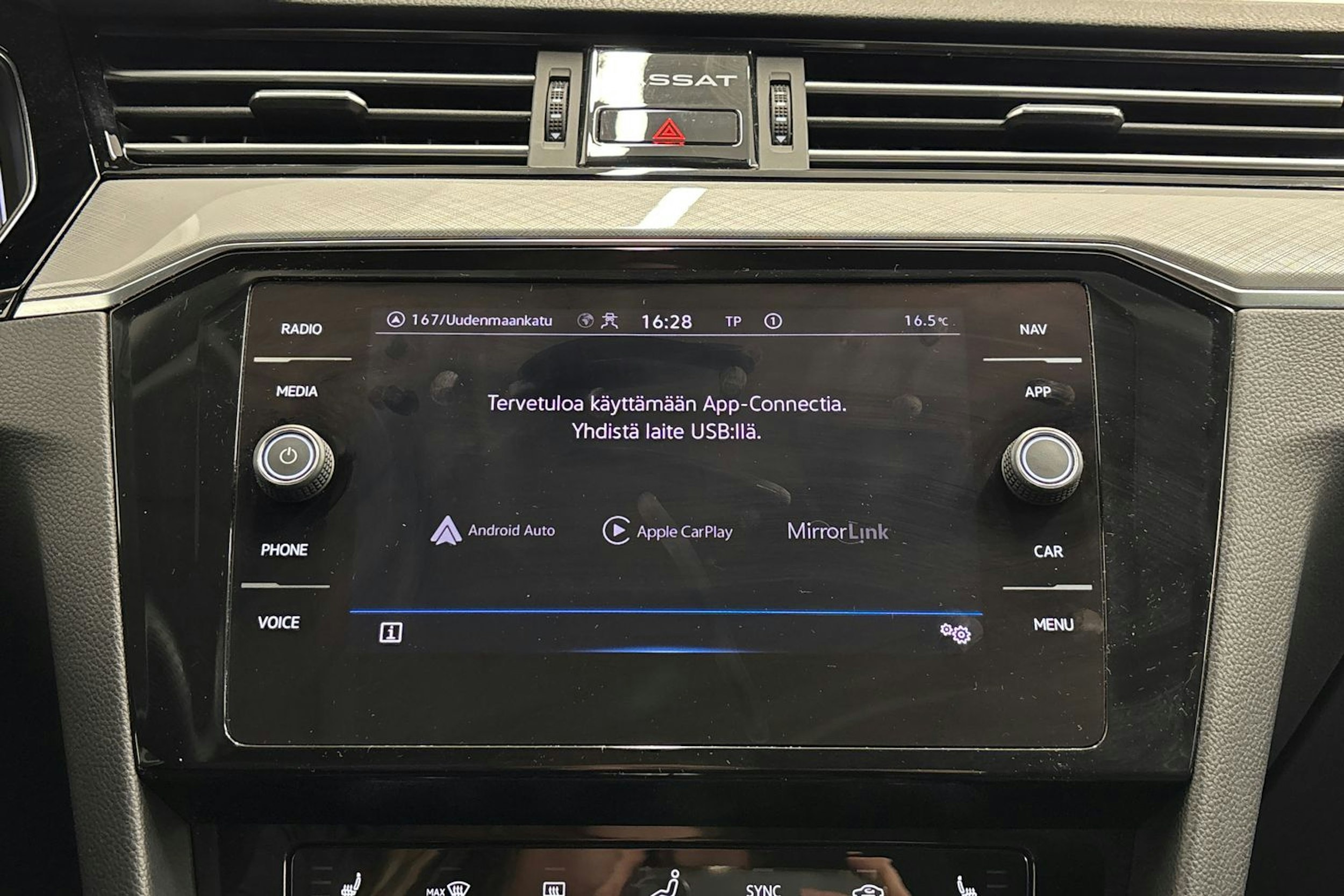 valkoinen Volkswagen Passat 2021 kuva 23.