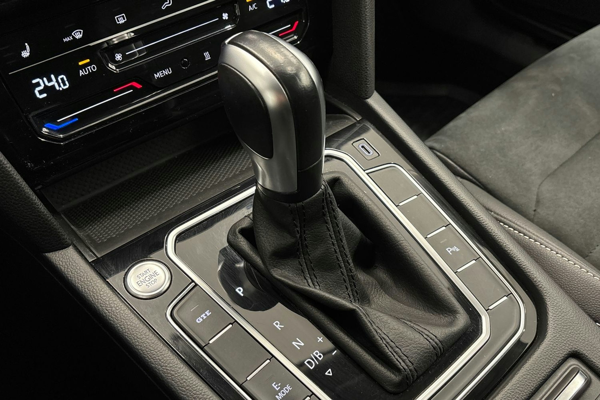 valkoinen Volkswagen Passat 2021 kuva 24.