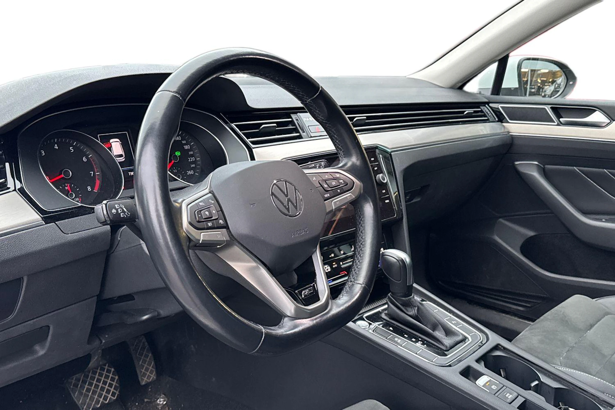 valkoinen Volkswagen Passat 2021 kuva 3.