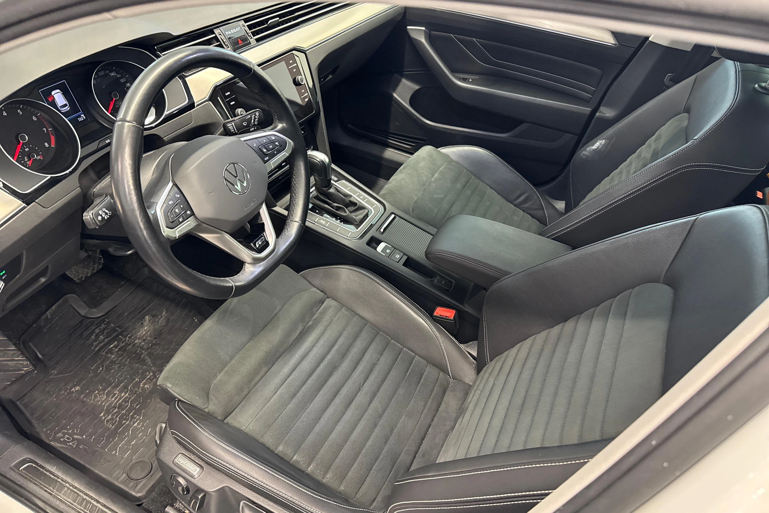 valkoinen Volkswagen Passat 2021 kuva 6.