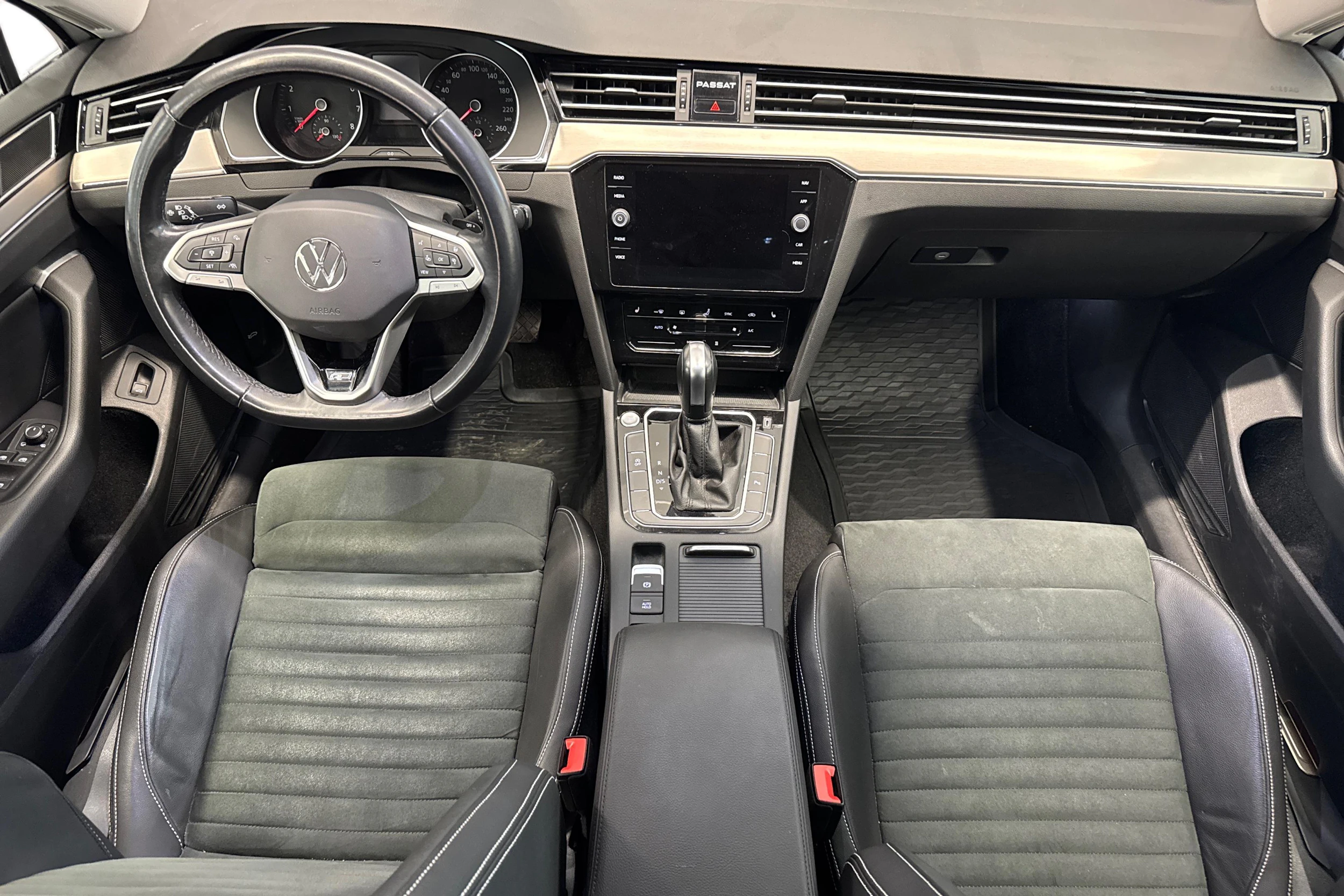 valkoinen Volkswagen Passat 2021 kuva 7.