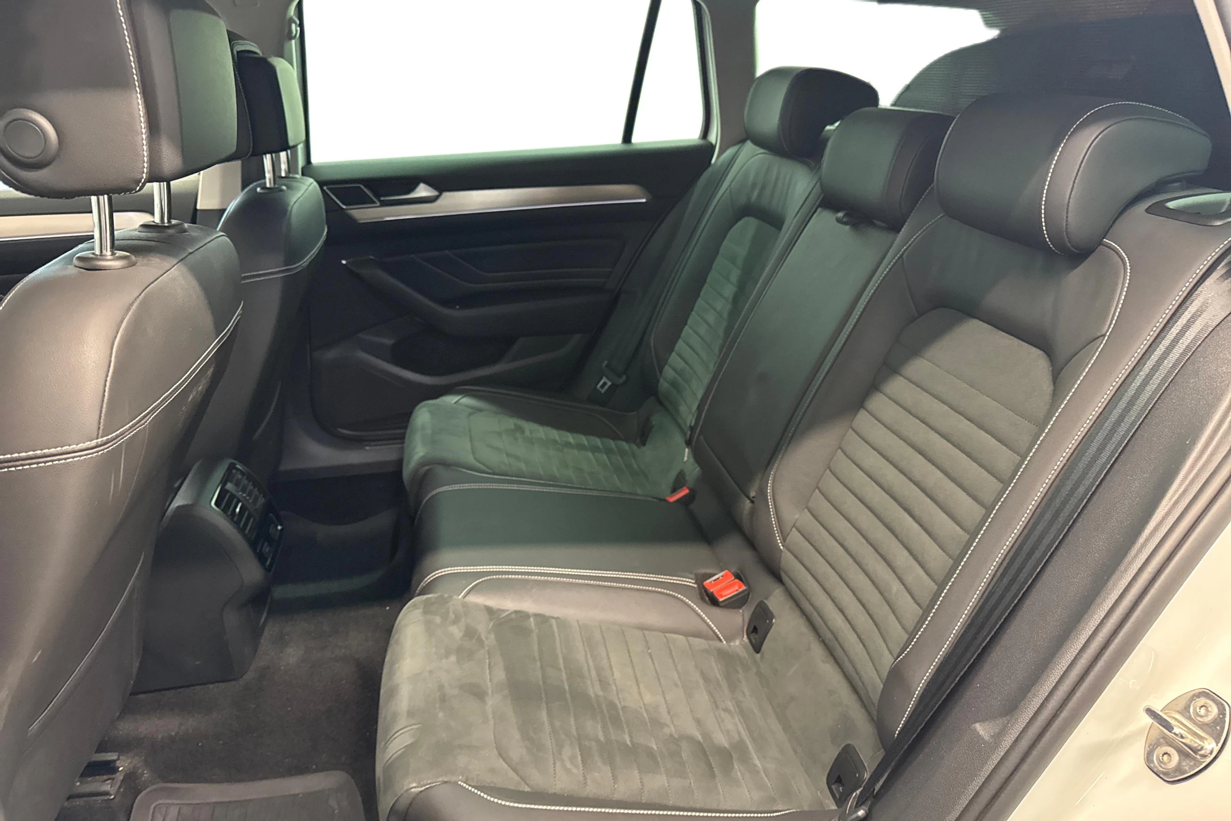 valkoinen Volkswagen Passat 2021 kuva 8.